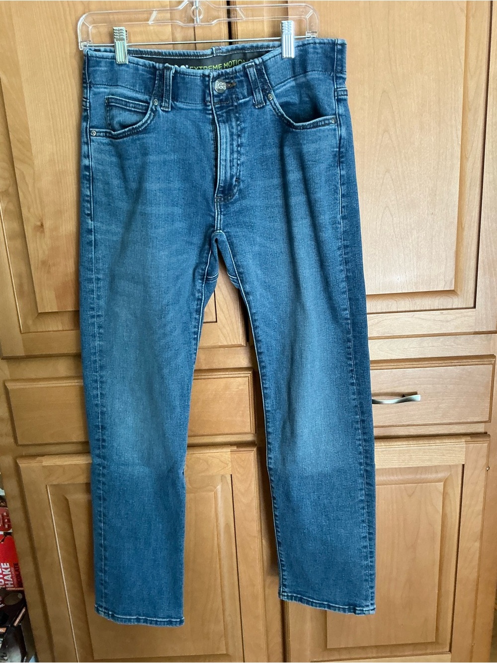 Lee Men’s Extreme motion Slim Fit Jeans in Medium Blue